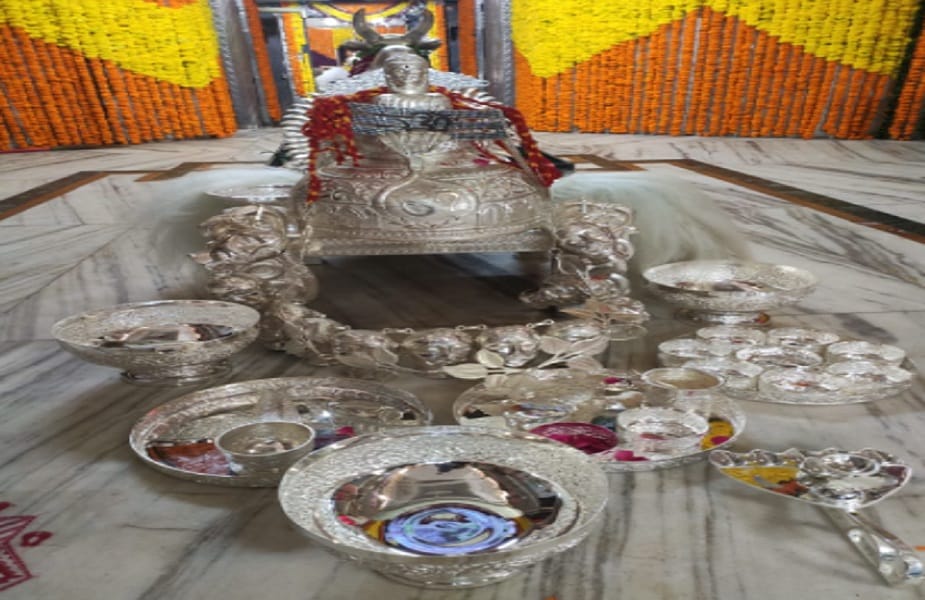 उज्जैन. महाकाल मंदिर में गुरुवार को राजस्थान के अजमेर से आए एक भक्त ने 25 लाख रुपये के चांदी के बर्तन और आभूषण का गुप्त दान किया. महाकाल मंदिर के पुरोहित पंडित लोकेश व्यास ने बताया कि उनके यजमान ने यह चांदी की सामग्री भगवान महाकाल के लिए भस्मारती में उपयोग के लिए प्रदान की है.