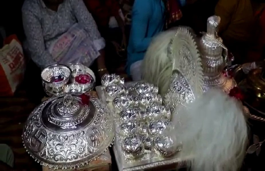 इसमें 15 किलो चांदी से बना का एक बड़ा पटिया, 1 मुकुट, 1 मुंडमाला, 1 छत्र, 3 चांदी की थाली, 10 कटोरी, 3 आरती, 3 खप्पर, 2 चवर, 1 त्रिपुंड और 1 बिल्वपत्र की माला शामिल है. मंदिर के अभिषेक स्थल पर यजमान ने चांदी की सामग्री मंदिर प्रबंध समिति को सौंपी.