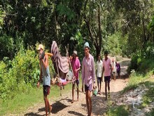 Bihar: बीमार पिता को खाट पर उठाया, फिर 22 नदियां पार कर पहुंचाया अस्पताल