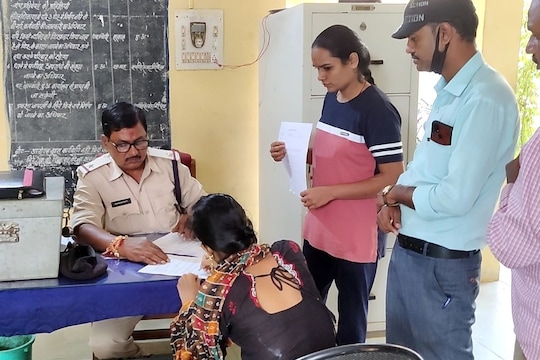 मध्य प्रदेश के आगर मालवा जिले में तीन साल पहले रोहन बनकर इरफान ने लड़की को धोखा दिया. 