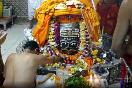 उज्जैन में सावन के तीसरे सोमवार पर महाकाल के दर्शन करने भक्तों की जबरदस्त भीड़ उमड़ी. 