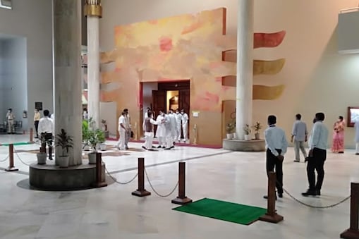 मध्य प्रदेश विधानसभा का मानसून सत्र पहले ही दिन हंगामे की वजह से स्थगित हो गया.