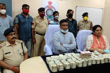 कार में बने गुप्त चेंबर से मिले 78 लाख कैश, पुलिस ने मामला इनकम टैक्स को सौंपा