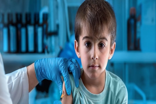 दिसंबर में बच्‍चों को कोरोना की वैक्‍सीन लगना शुरू हो सकती है. 