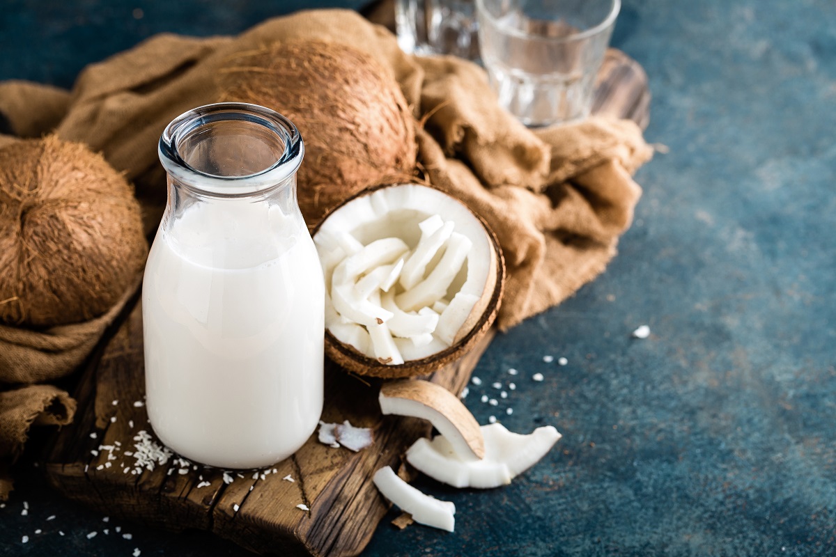 नारियल के दूध का सेवन करने से अल्सर की समस्या को कम किया जा सकता है. Image-shutterstock.com