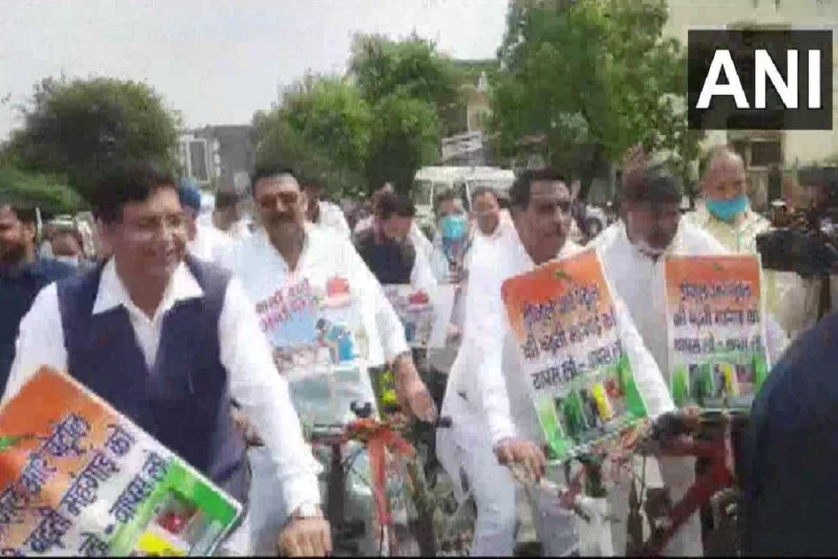 उत्तराखंड विधानसभा साइकिल चलाकर पहुंचे कांग्रेसी, कई कार्यकर्ता-यूनियन करेंगे कूच