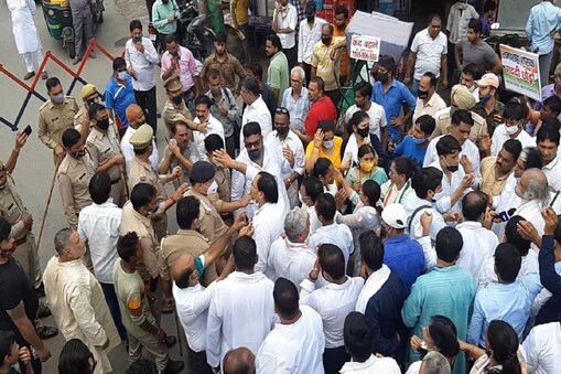 प्रदर्शनकारियों को रोकने के लिए पुलिस ने बैरीकेड लगाए. 