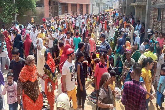 कोरोना के नियमों को देख मेले में लगी भीड़