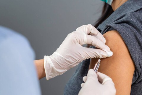 कोरोना की तीसरी लहर की आशंकाओं के बीच देशभर में वैक्सीनेशन को तेज कर दिया गया है.