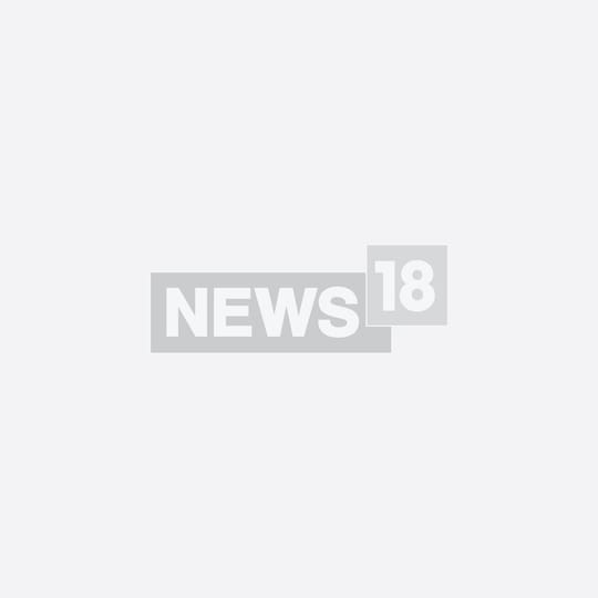 Rain in Himachal: कुल्लू की बंजार घाटी में तेज बारिश से बाह्य सराज को जोड़ने वाले औट-आनी-सैंज हाईवे-305 पर लारजी के पास मलबा आ गया. एनएच पर करीब चार बजे से देर शाम तक यातायात ठप रहा. 