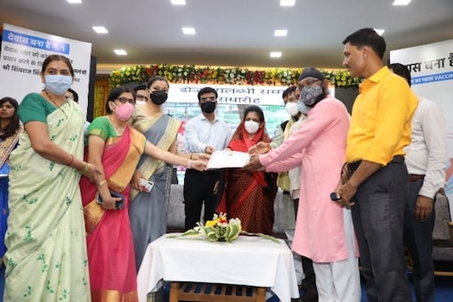 देवास जिला पूरे प्रदेश में वैक्सीनेशन में नंबर हो गया है. यहां वैक्सीन का पहला डोज सभी को लगाया जा चुका है. 