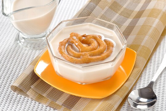 दूध जलेबी की कीमत मात्र 85 रुपए है. Image - Shutterstock.com
