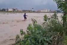 Dehradun: नदी के तेज बाहव में फंसे 2 लोग, पुलिस ने किया रेस्‍क्यू, देखें Video