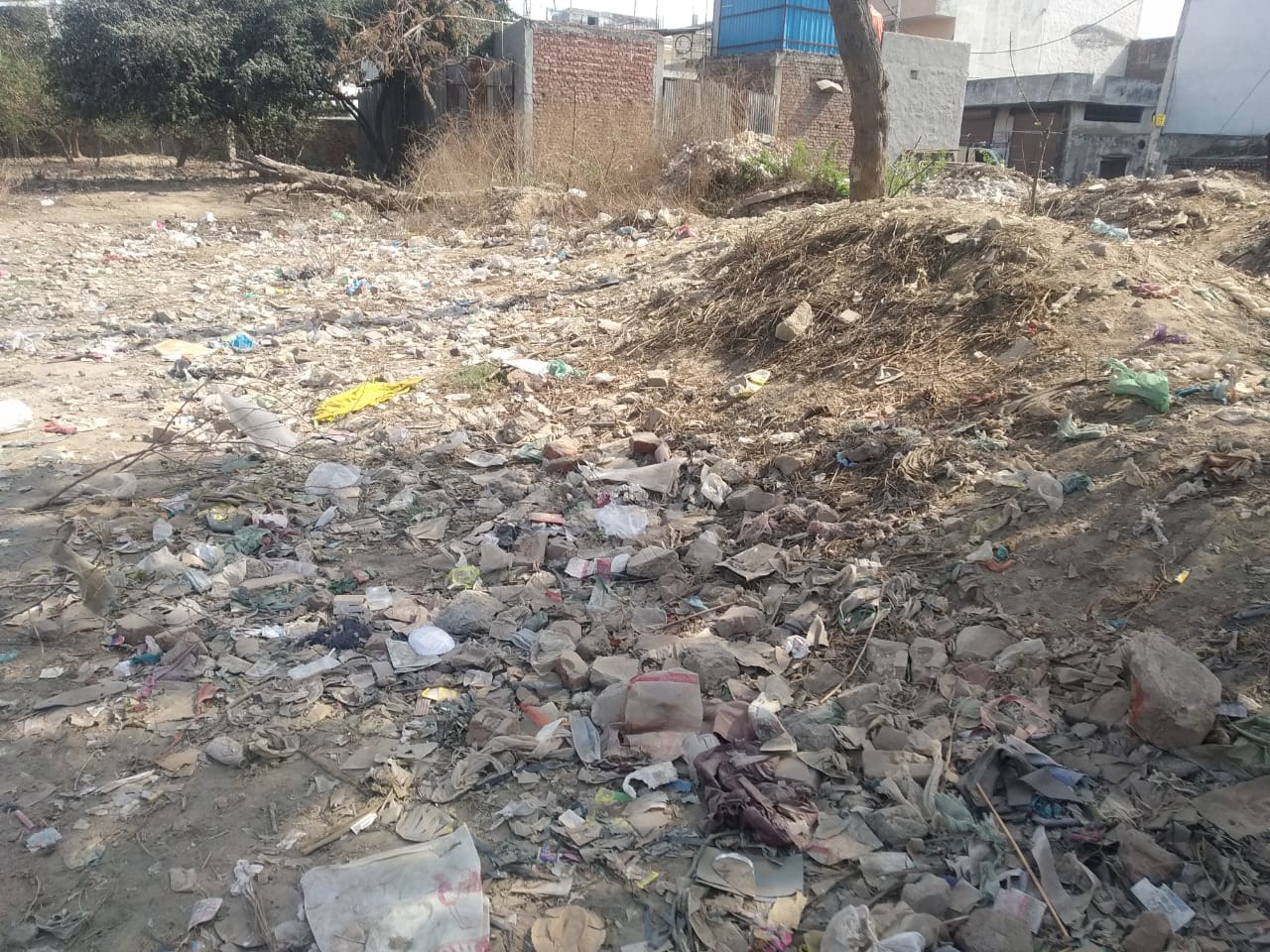 यह तस्वीर किसी कूड़ाघर की नहीं है बल्कि सरकारी स्कूल में जमा कूड़े की है जहां आम लोग कूड़ा फेंक जाते हैं. इसी परिसर में बच्चे खेलते हैं. अभिभावक एकता मंच ने अधिकारियों से पूछा है ऐसी हालत में कोई भी अभिभावक अपने बच्चे को सरकारी स्कूल में कैसे भेजे.
