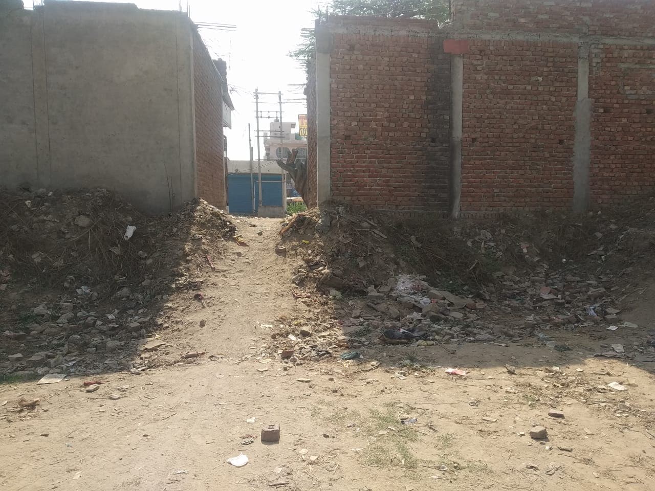 कूड़े के बीच से बने इस रास्ते से बच्चे स्कूल में आते-जाते हैं. इसके साथ ही इस स्कूल में आने वाले असामाजिक तत्वों की शिकायत कई बार पास की पुलिस चौकी में की जा चुकी है. हालांकि अभी तक कोई कार्रवाई नहीं हुई.