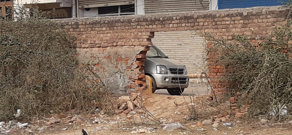 स्कूल की दीवारें टूटी हुई हैं ऐसे में कोई भी कहीं से भी यहां आ सकता है. हरियाणा अभिभावक एकता मंच का आरोप है कि विद्यार्थियों को ऐसे स्कूल में पढ़ा कर उनके स्वास्थ्य व भविष्य से खिलवाड़ किया जा रहा है.