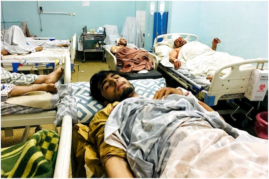 काबुल में ब्लास्ट के बाद अस्पतालों का मंजर (फोटो-AP)