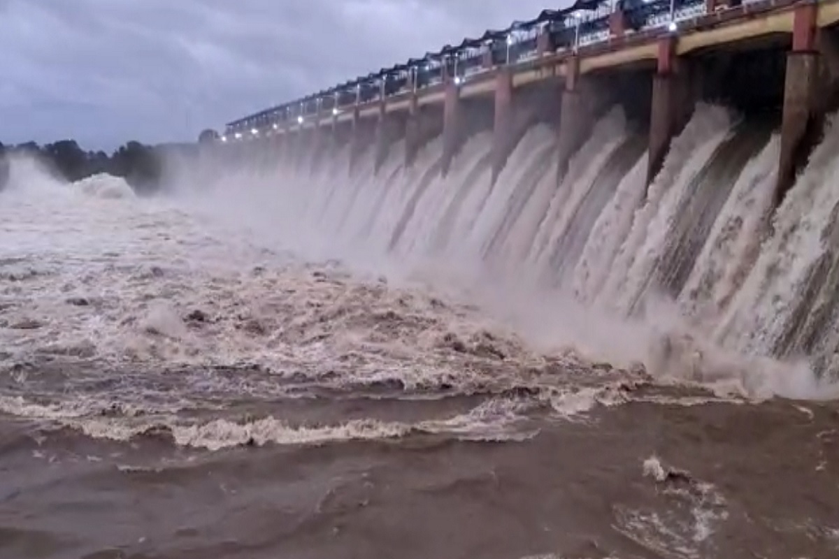 UP: बारिश से बेतवा नदी उफनाई, ललितपुर में राजघाट और माताटीला बांध पर बढ़ा दबाव
