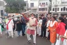 भरे बाजार लट्ठ घुमाते नजर आए MP के उच्च शिक्षा मंत्री, Video हुआ Viral