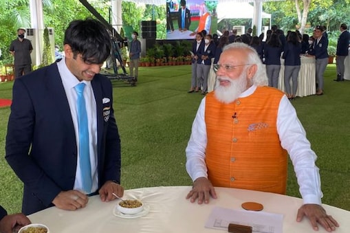 PM narendra modi feeds Neeraj Chopra his favourite churma PV Sindhu is in  for an ice-cream treat– News18 Hindi