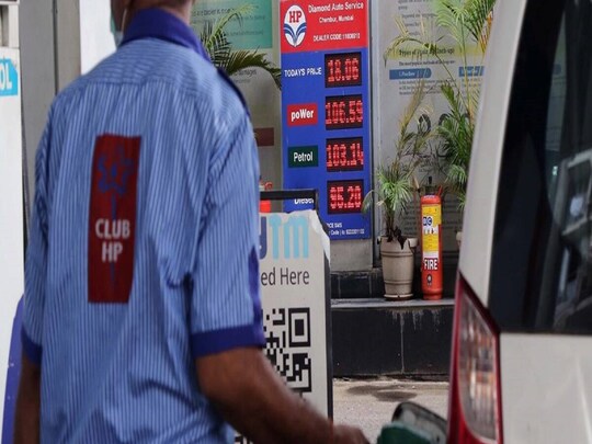 Petrol price today: आज मंगलवार को पेट्रोल और डीजल के दाम में बढ़ोतरी दर्ज की गई है. 