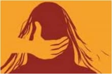 नाबालिग का हाथ पकड़ना, प्यार का इज़हार करना यौन उत्पीड़न नहीं: POCSO कोर्ट
