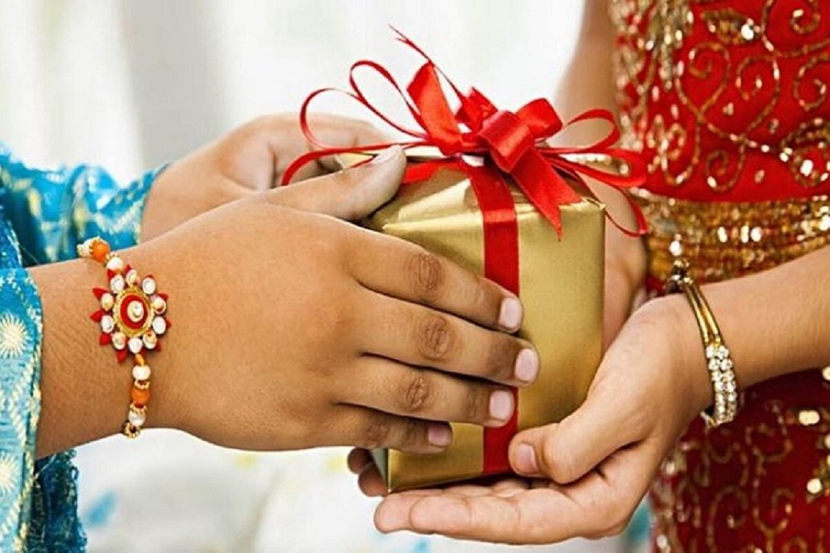 रक्षाबंधन: राशि अनुसार दें अपनी प्यारी बहन को Gift, रिश्ते में आएगी मजबूती  - on this raksha bandhan give a gift to your sister according to her zodiac  sign-mobile