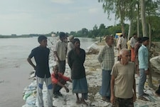 UP Flood: किसानों ने कहा- मदद के बजाए सरकार बकाया गन्ना मूल्य का भुगतान कर दे