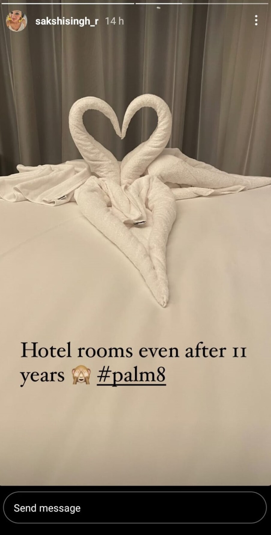  उन्‍होंने तस्‍वीर शेयर करते हुए लिखा कि होटल का कमरा यहां तक की 11 साल बाद... उन्‍होंने दोनों हाथ से चेहरे को छिपाते हुए इमोजी भी लगाई .