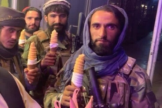 काबुल के मनोरंजन पार्क में मस्ती करते तालिबान के लड़ाके (AP)