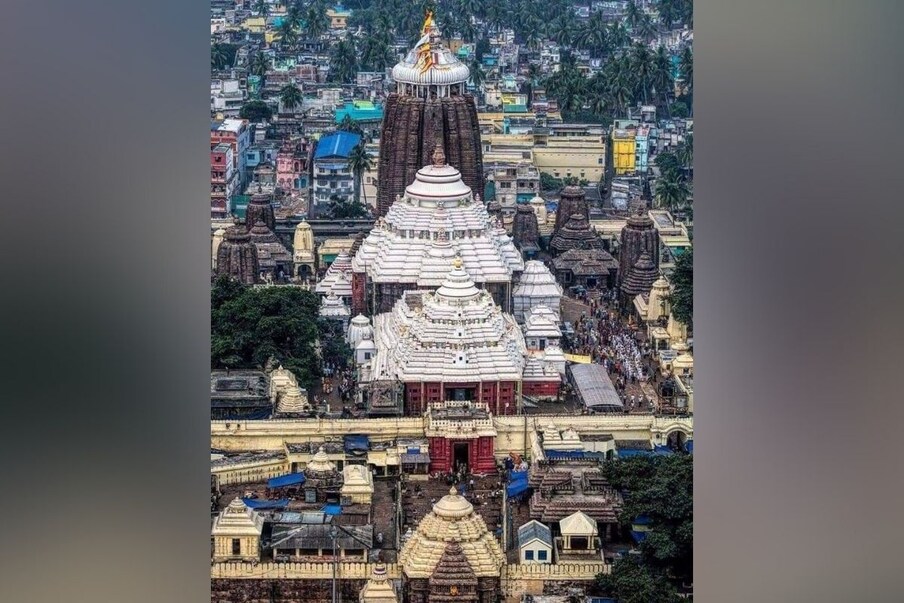  आपको ये जानकर हैरानी होगी कि मंदिर के ऊपर से ना ही कभी कोई प्लेन (Aeroplane) उड़ता है और ना ही कोई पक्षी (Birds) इस मंदिर के ऊपर से गुजर पाता है. भारत के किसी दूसरे मंदिर में भी ऐसा नहीं देखा गया है. भगवान में आस्था रखने वालों का मानना है कि राज्य सरकार ने नहीं, मगर परमात्मा ने इस क्षेत्र को नो फ्लाइंग जोन घोषित कर दिया है.