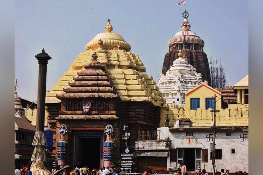  पुरी के जगन्नाथ मंदिर में 4 द्वार हैं. इन चारों द्वारों में से मुख्य द्वार का नाम है 'सिम्हद्वारम (Simhadwaram). जब श्रद्धालु सिम्हद्वारम से मंदिर में प्रवेश करते हैं तब तक उन्हें समुद्र की गर्जना सुनाई देती है मगर द्वार से मंदिर के अंदर प्रवेश करते ही समुद्र की गर्जना गुम हो जाती है. और जब तक कोई मंदिर के अंदर रहता है तब तक मंदिर के अंदर समुद्र की आवाज नहीं आती है.