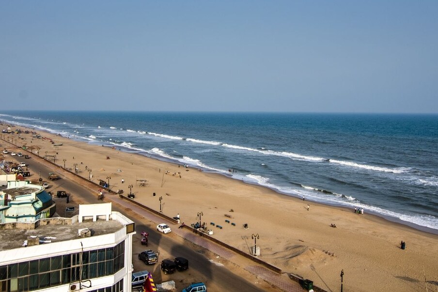  दुनिया के किसी भी कोने में अगर आप समुद्र (Puri Sea) के पास मौजूद होंगे तो आप पाएंगे कि दिन के वक्त समुद्र से मैदान की ओर हवा चलती है जबकि शाम के वक्त मैदान से समुद्र की ओर हवा चलती है. लेकिन पुरी में समुद्र के पास की हवा की चाल भी बदल जाती है. यहां इसका विपरीत होता है.