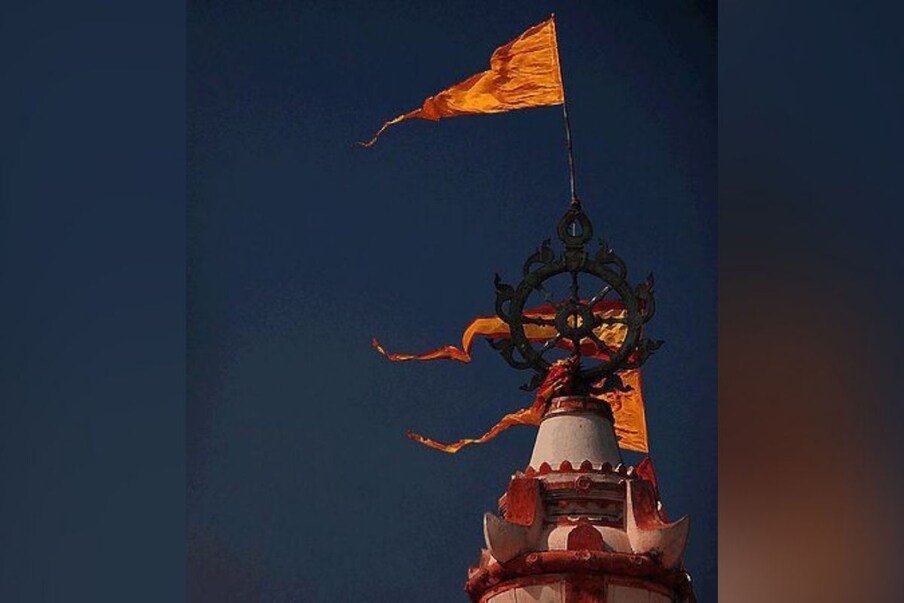  जगन्नाथ मंदिर का झंडा (Jagannath Temple Flag) काफी अनोखा है. मंदिर का झंडा हमेशा हवा की दिशा के विपरीत उड़ता है. हवा जिस दिशा में बहती है, झंडा उसकी विपरीत दिशा में उड़ता है. अब तक लोग इस बात का अंदाजा नहीं लगा पाते कि इस बात के पीछे की क्या वजह है.