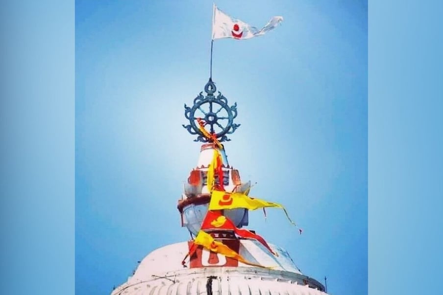  मंदिर पर लगा ये चक्र (Sudarshan Chakra) 20 फीट ऊंचा है और एक टन से ज्यादा भारी है. ये चक्र मंदिर के ऊपरी हिस्से पर लगा हुआ है. लेकिन इस चक्र से जुड़ी सबसे खास बात ये है कि आप इस चक्र को शहर के किसी भी हिस्से से देख सकते हैं. इस चक्र के पीछे की इंजीनियरिंग भी एक रहस्य है. आप मंदिर के किसी भी हिस्से में खड़े हो जाएं, आपको ऐसा लगेगा कि मंदिर का चक्र आपकी ही ओर घूमा हुआ है.