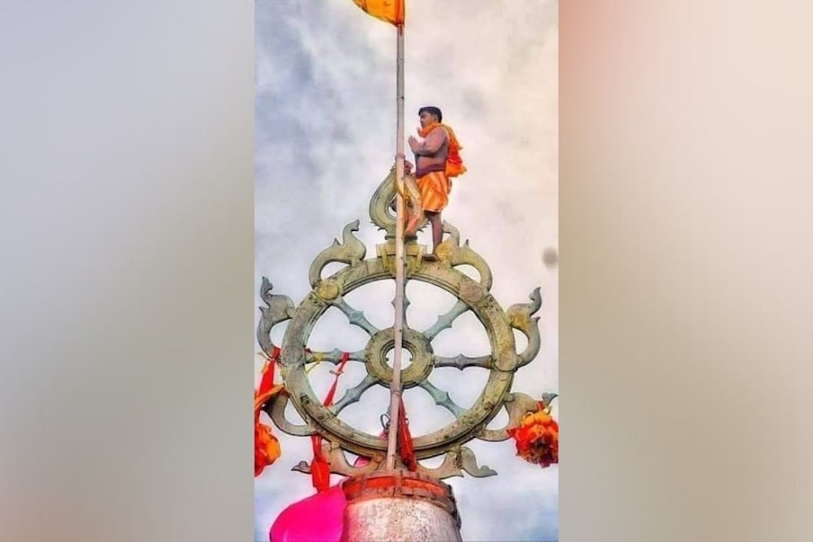  मंदिर का एक अनोखा रिवाज है जिसे जानकर लोग हैरान हो जाते हैं. यहां प्रतिदिन एक पुजारी (Priest) मंदिर में सबसे ऊपर चढ़ता है. मंदिर में ऊपर चढ़ना जैसे किसी इमारत की 45वीं मंजिल तक चढ़ना है. पुजारी मंदिर के ऊपर लगे झंडे को हर दिन बदलता है. माना जाता है कि ये रिवाज (Ritual) बीते 1800 साल से चल रहा है. अगर एक भी दिन ऐसा नहीं किया गया तो मंदिर को 18 साल के लिए बंद कर दिया जाएगा.