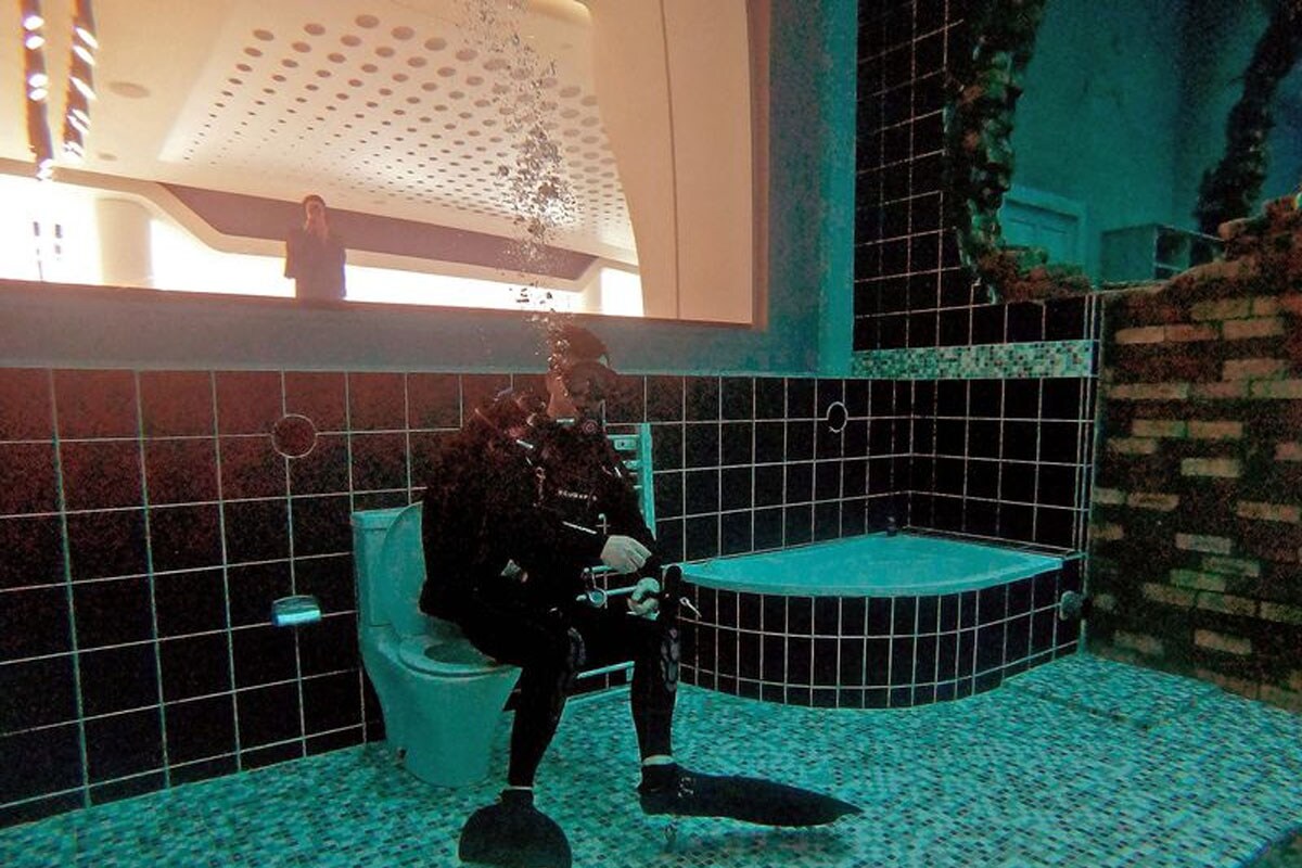 underwater city in deepest swimming pool