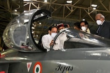 PICS: वायुसेना के लड़ाकू विमान तेजस पर सवार हुए उपराष्ट्रपति वेंकैया नायडू
