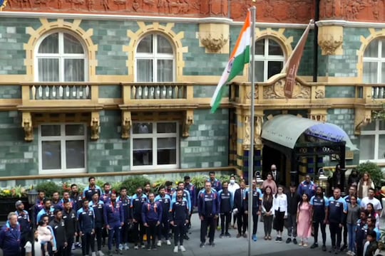 विराट कोहली ने लंदन में तिरंगा फहराया और उनके साथ कोच रवि शास्त्री समेत पूरी टीम मौजूद रही. (IndianCricketTeam/Instagram)