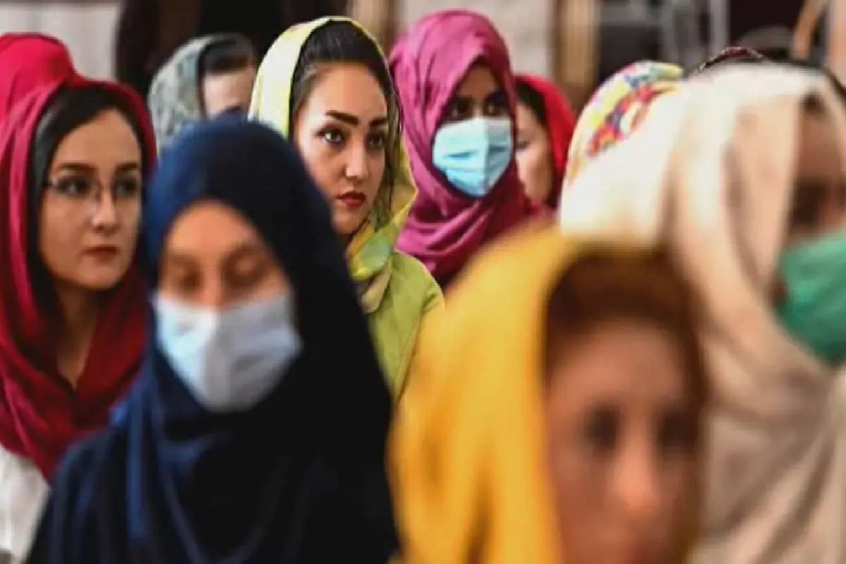 अफगानिस्तान में तालिबान का शासन आने के बाद हालात ये हैं कि काबुल एयरपोर्ट पर करीब पचास हजार से ज्यादा अफगानिस्तानी मौजूद हैं, जो देश छोड़कर जाना चाहते हैं. (AP)woman taliban