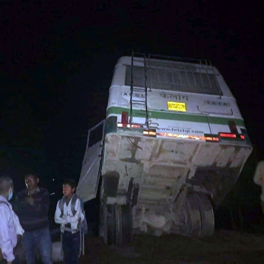  बस में सवार करीब 24 यात्री बाल-बाल बच गए. एचआरटीसी बस केलांग से रिकांगपिओ जा रही थी और बरोहकड़ी के पास अनियंत्रित होकर हवा में लटक गई.