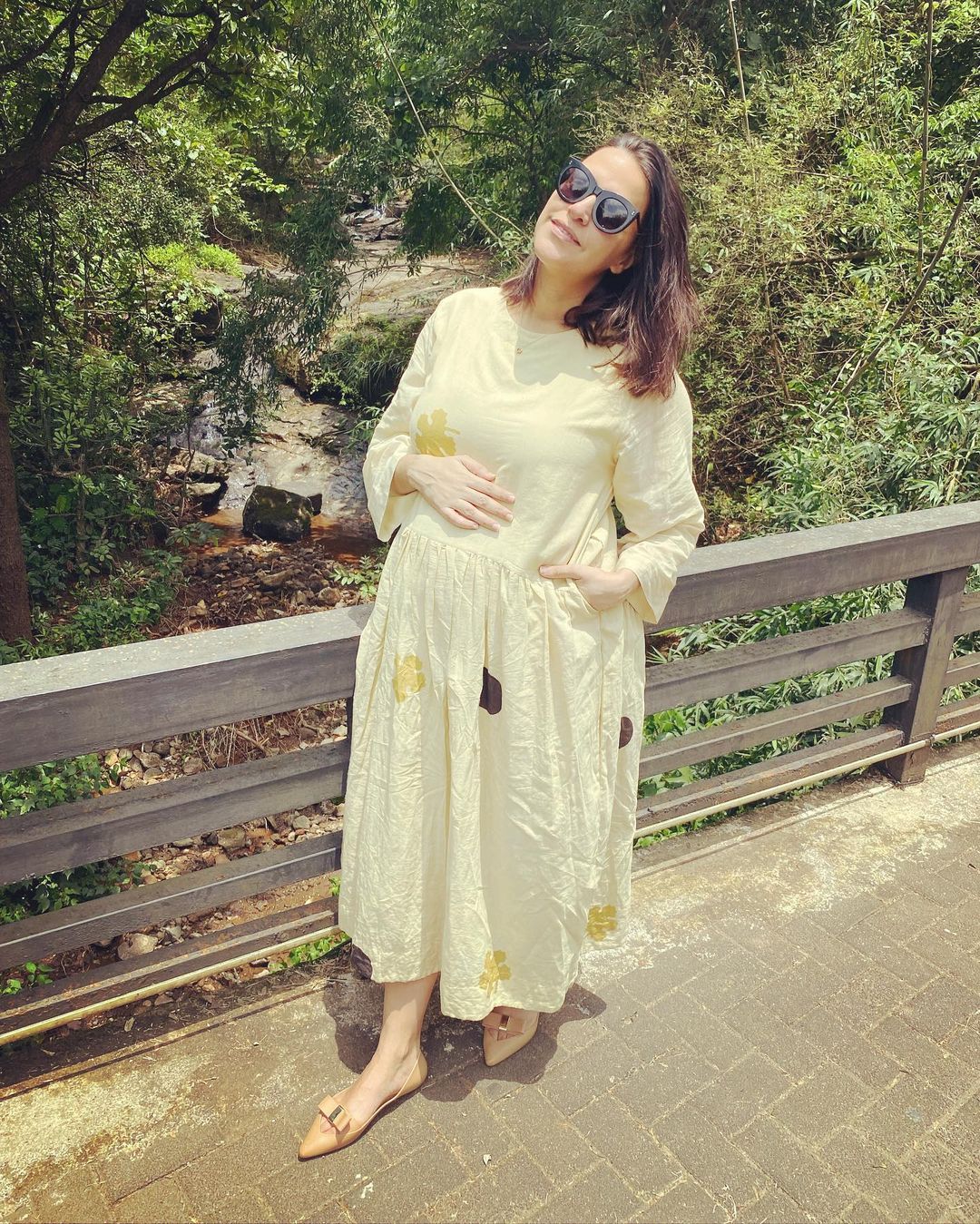  कॉटन मिडी ड्रेस में नेहा धूपिया कंफर्टेबल और स्टाइलिश लग रही हैं. (Image: Instagram/@nehadhupia)