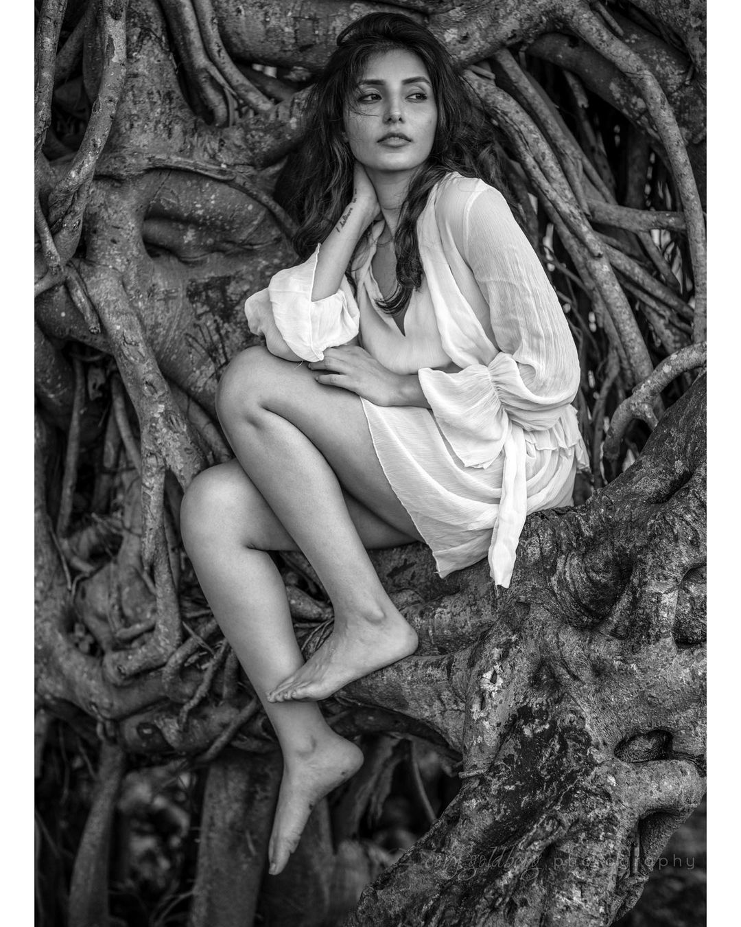 मोनोक्रोम फोटो में हर्षिता गौर बेहद ग्लैमरस और खूबसूरत लग रही हैं. (फोटो साभारः इंस्टाग्रामः @harshita1210)
