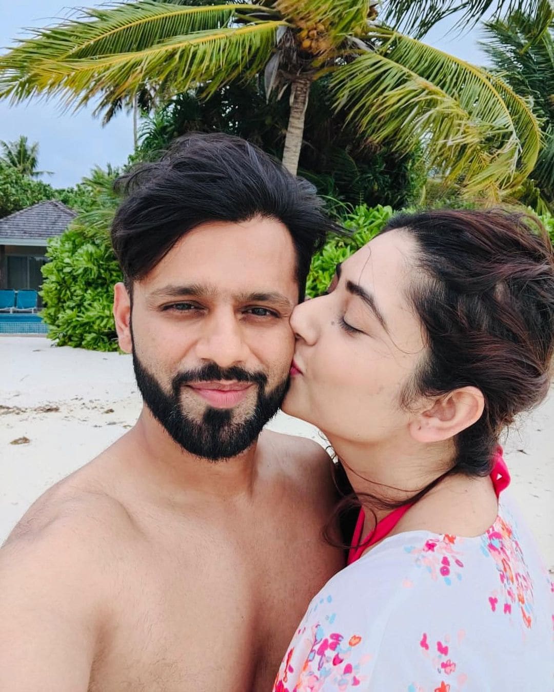 तस्वीरों में वो राहुल को किस करते हुए भी दिख रही हैं. ओपन हेयर, पिंक लिप्स्टिक में दिशा बेहद खूबसूरत लग रही हैं. फोटो साभार- @dishaparmar/ Instagram