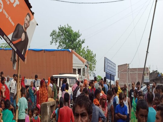 पटना में युवक की हत्या की घटना के बाद जमा भीड़