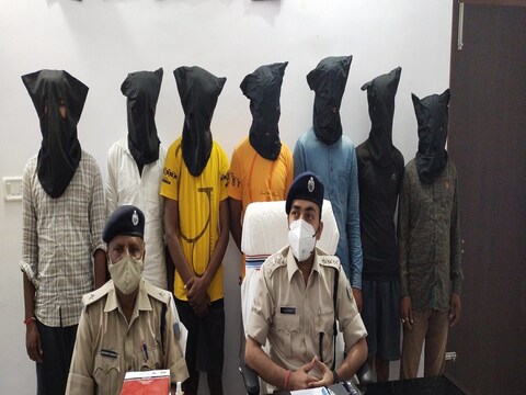 देवघर पुलिस ने मंगलवार को 7 साइबर अपराधियों को गिरफ्तार किया.