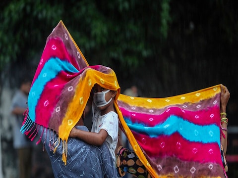 देश के कई हिस्सों में भारी बारिश की आशंका (AP Photo/Channi Anand)