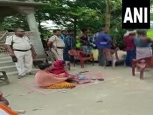 ग्रामीणों ने प्रेमी जोड़े को पेड़ से बांधकर की जमकर पिटाई, बनाया अश्लील वीडियो