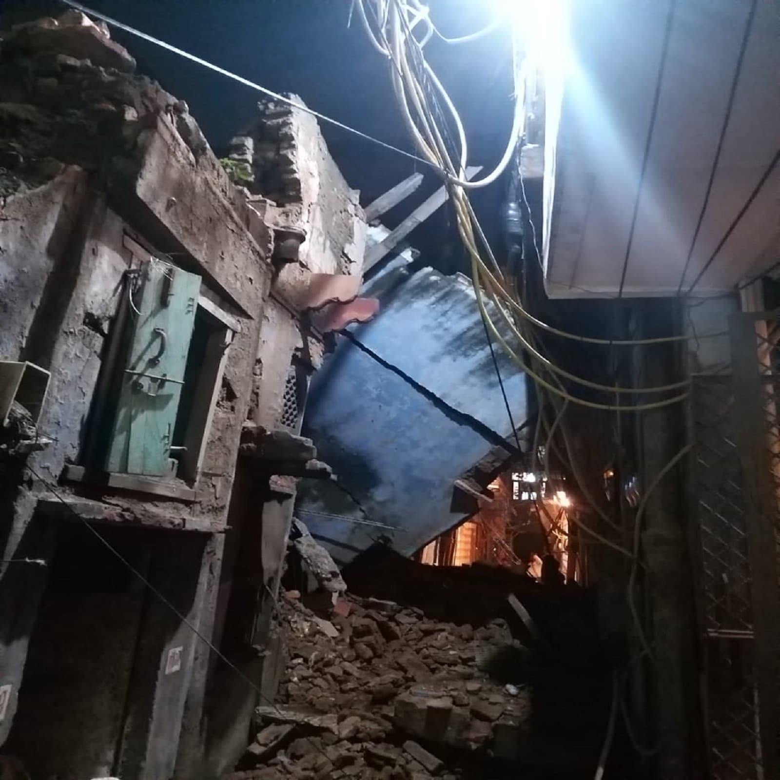 नॉर्थ एमसीडी के सीताराम बाजार इलाके की गली स्कूल वाली में स्थित एक तीन मंजिला इमारत गिर गई. MCD, North MCD, building collapse incidents, Sabzi Mandi Area, Sitaram Bazar, Dangerous Building, नॉर्थ एमसीडी, दिल्ली नगर निगम, सब्जी मंडी क्षेत्र, सीताराम बाजार, खतरनाक भवन