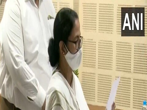 मुख्यमंत्री की कुर्सी पर बने रहने के लिए ममता को यहां से हर हाल में जीतना होगा. (नामांकन दाखिल करती ममता)